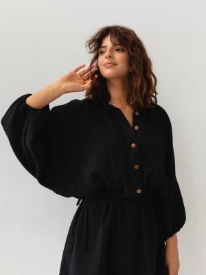 Zdjęcie produktu Sukienka typu kimono z muślinu w kolorze czarnym - SAVANNAH BLACK-XS/S Marsala