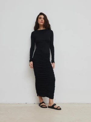 Zdjęcie produktu Sukienka z marszczeniami w kolorze TOTALLY BLACK - PIURA-M/L Marsala