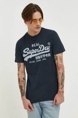 Zdjęcie produktu Superdry t-shirt bawełniany kolor granatowy z nadrukiem