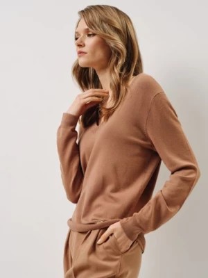 Zdjęcie produktu Sweter damski z dekoltem V-neck w kolorze camel OCHNIK