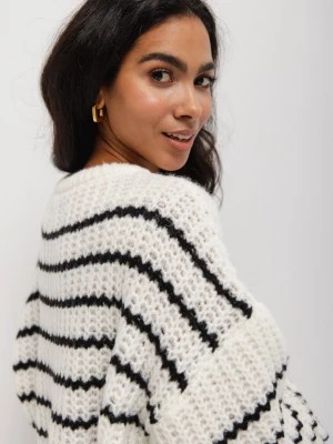 Zdjęcie produktu Sweter oversize z bufiastym rękawem w BIAŁO-CZARNE paski - RIVERO-UNI Marsala