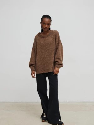 Zdjęcie produktu Sweter oversize z bufiastymi rękawami w kolorze LIGHT BROWN - RIVERO-UNI Marsala
