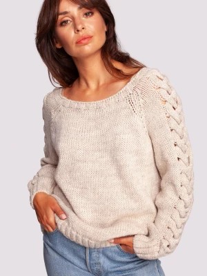 Zdjęcie produktu Sweter z szerokim dekoltem i warkoczem na rękawach - beżowy Merg