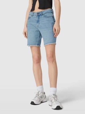 Zdjęcie produktu Szorty jeansowe z postrzępionymi zakończeniami nogawek model ‘SMILEY’ Noisy May