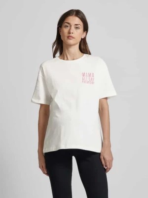 Zdjęcie produktu T-shirt ciążowy z wyhaftowanym napisem model ‘Ferida’ Mamalicious