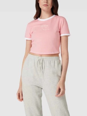 Zdjęcie produktu T-shirt krótki z nadrukiem z napisem model ‘SIGNATURE CROP TEE’ Guess Activewear