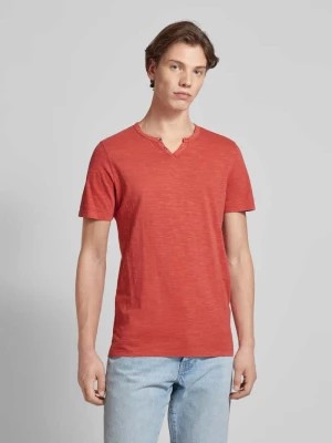 Zdjęcie produktu T-shirt z dekoltem w serek model ‘SPLIT’ jack & jones