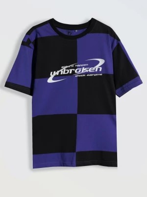 Zdjęcie produktu T-shirt z fioletowo-czarnym nadrukiem z motywem szachownicy na całości