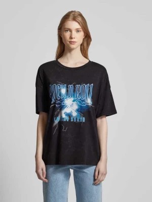 Zdjęcie produktu T-shirt z nadrukowanym motywem model ‘RENA’ Noisy May