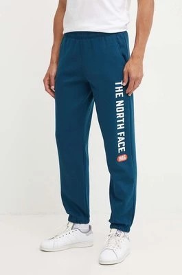 Zdjęcie produktu The North Face spodnie dresowe Pant Varsity Graphic kolor turkusowy z nadrukiem NF0A89DP1NO1