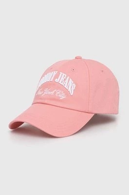 Zdjęcie produktu Tommy Jeans czapka z daszkiem bawełniana kolor różowy z aplikacją AW0AW15959