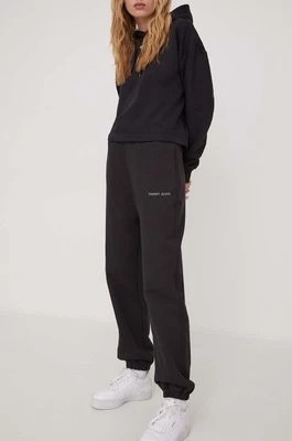 Zdjęcie produktu Tommy Jeans spodnie dresowe bawełniane kolor czarny z aplikacją DW0DW17309