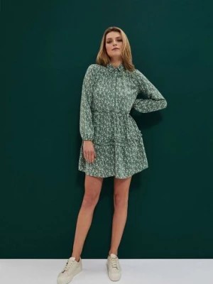 Zdjęcie produktu Wzorzysta sukienka damska z falbaną - zielona Moodo