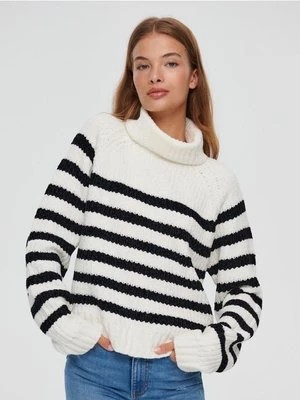 Zdjęcie produktu Wzorzysty sweter w paski z golfem House
