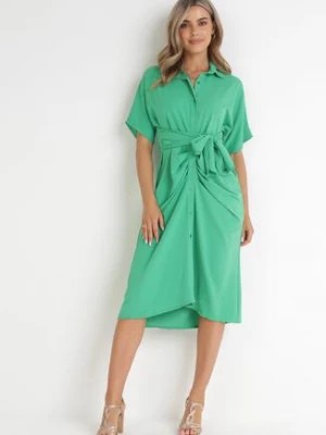 Zdjęcie produktu Zielona Koszulowa Sukienka Midi z Ozdobnym Wiązaniem i Marszczeniem Eudolia