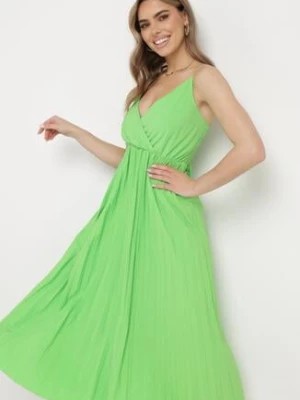 Zdjęcie produktu Zielona Rozkloszowana Sukienka Długa z Kopertowym Dekoltem na Ramiączkach Asmerria