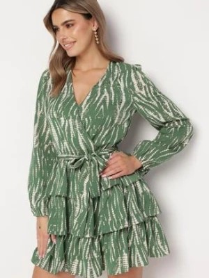 Zdjęcie produktu Zielona Rozkloszowana Sukienka Mini Kopertowa z Paskiem i Falbankami w Abstrakcyjny Wzór Aintersa