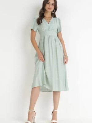 Zdjęcie produktu Zielona Sukienka Midi z Ozdobnym Dekoltem i Gumkami w Pasie Kasiana