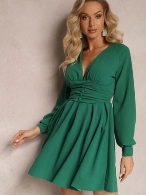 Zdjęcie produktu Zielona Sukienka Mini z Trójkątnym Dekoltem i Marszczoną Talią Ozdobiona Guzikami Bulwina