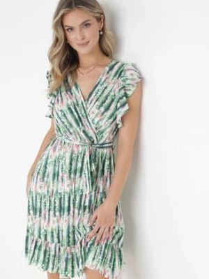 Zdjęcie produktu Zielona Wiskozowa Midi Sukienka z Kopertowym Dekoltem i Gumką w Pasie Ozdobiona Falbankami Zianna