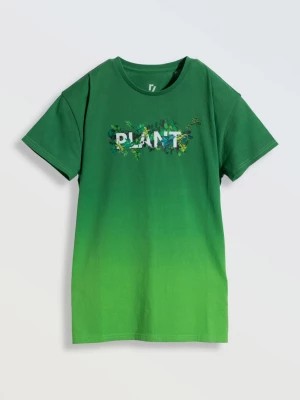 Zdjęcie produktu Zielony t-shirt z kolorowym nadrukiem na wysokości piersi