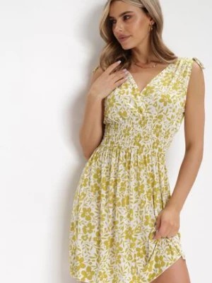 Zdjęcie produktu Żółta Sukienka Mini z Gumkami w Pasie i Kopertowym Dekoltem w Kwiaty Ladgerda